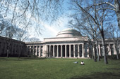 麻省理工学院，众多奖学金获得者在国外学习进修的一所学院。
